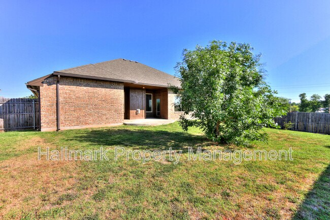 Building Photo - 508 Whispering Oaks Blvd