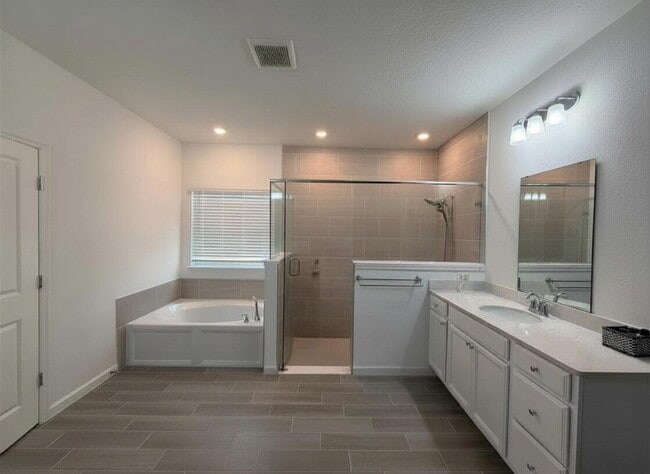 Building Photo - Highland Chase 3-Car Garage