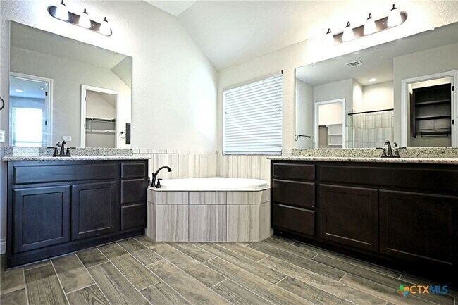 Building Photo - 588 Vale Ct