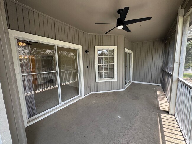 Building Photo - Move In Special! 2 Bed / 2 Bath Upstairs C...