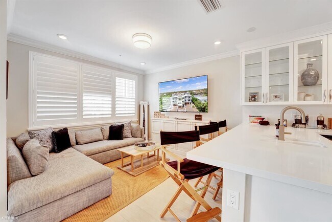 Building Photo - 3 br, 4.5 bath Townhome - 1045 Harbor Vill...