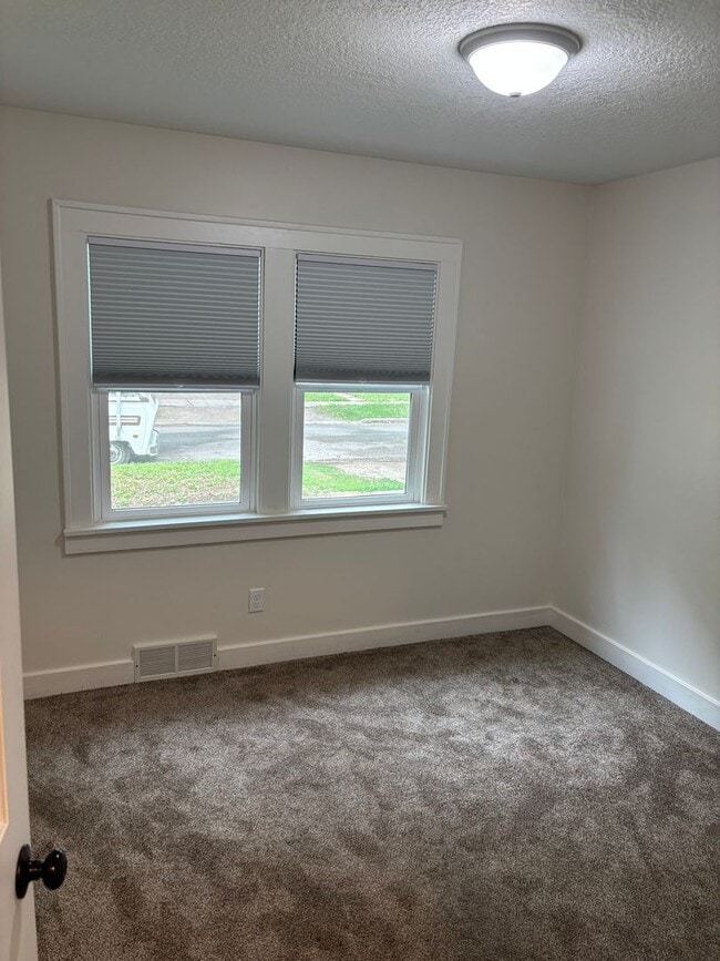 Building Photo - Cozy 3 Bed House in Waterloo, Iowa
