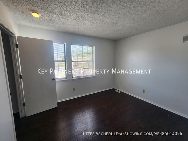 Building Photo - 1719 SW Parkridge Dr