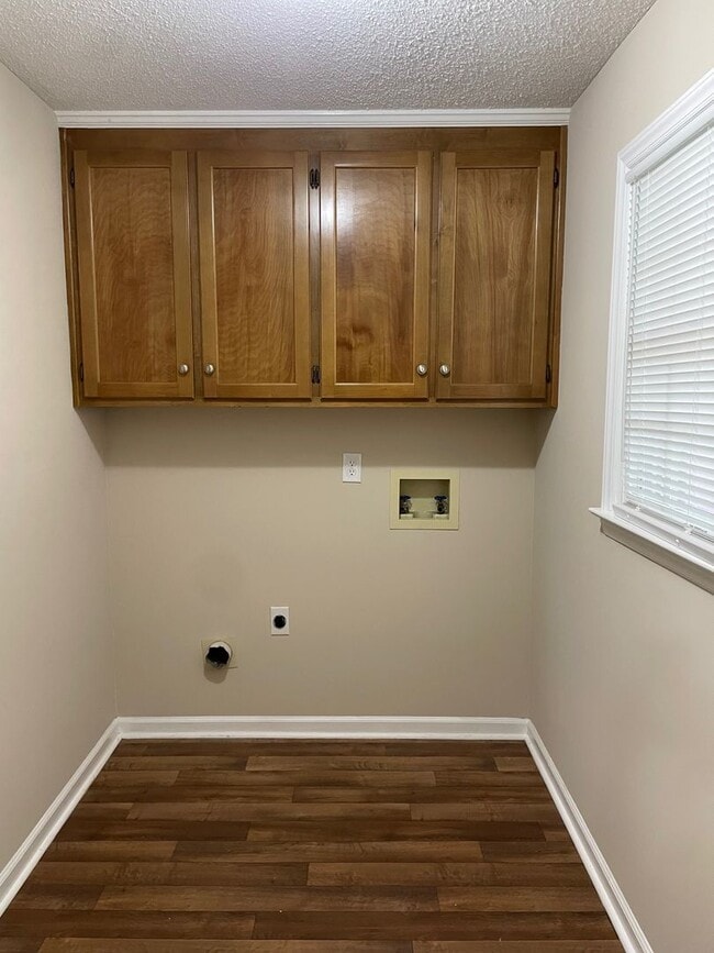 Building Photo - Beautiful 3 bed, 2 bath brick home located...
