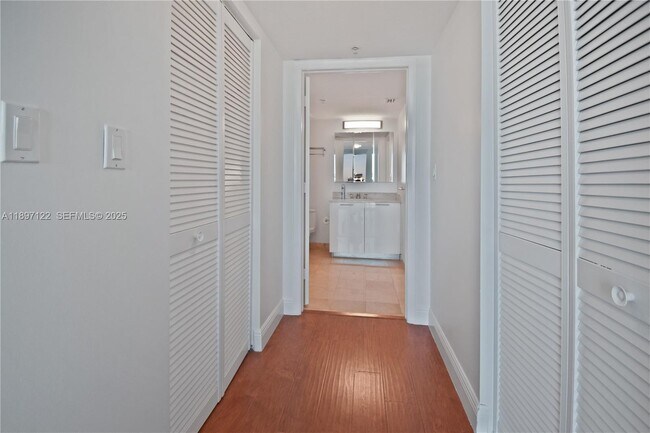 Building Photo - 1800 N Bayshore Dr