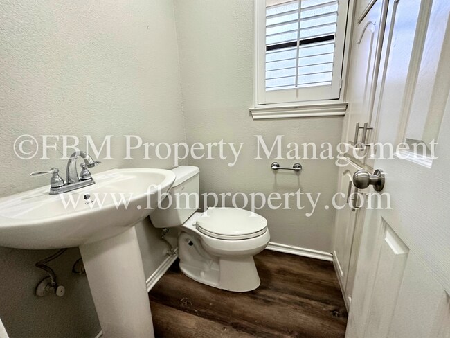Building Photo - Charming 3 Bedroom, 2.5 Bathroom Home in A...