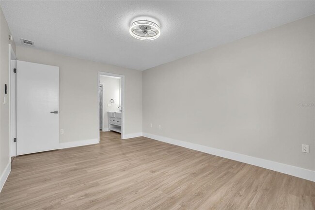 Building Photo - 5235 Vineland Rd