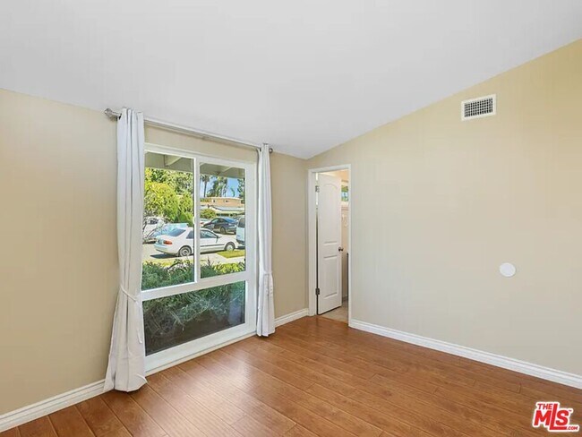 Building Photo - 526 N Emerald Dr
