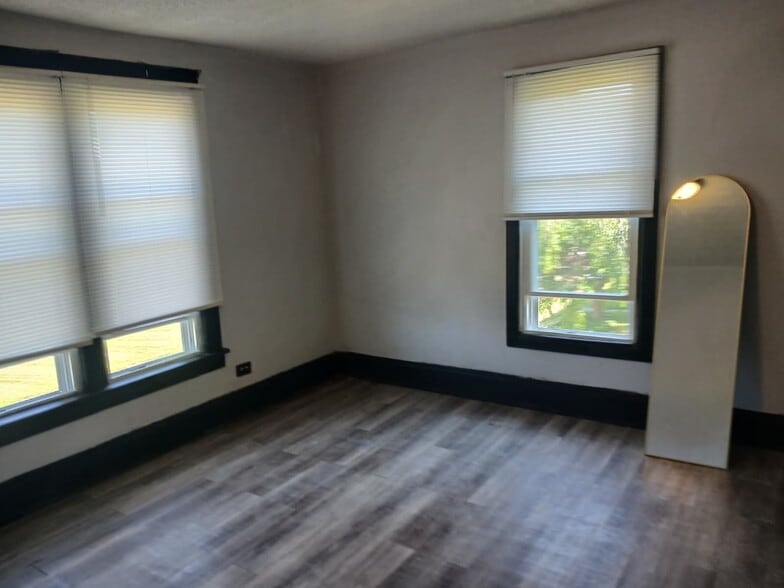 Building Photo - 935 Morgan Ave