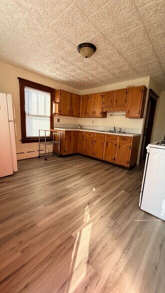 Building Photo - 27 Beechwood Ave