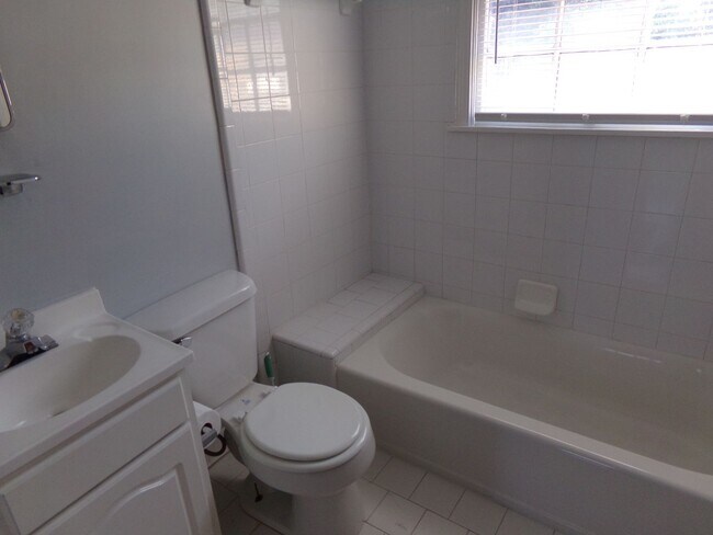 Building Photo - Charming Three Bedroom Home- Newly remodled Kitchen