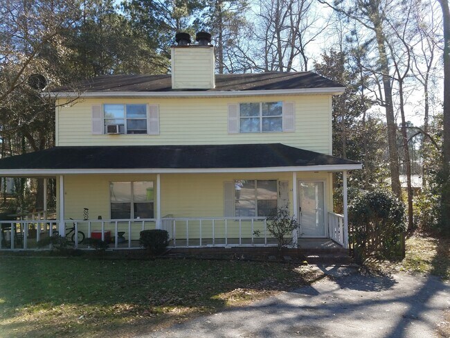 Building Photo - Recently renovated 2 bedroom 1.5 bath duplex