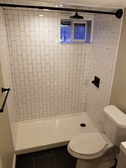 Large walk-in Shower. - 1231 31st St