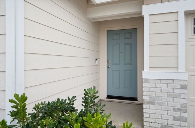 Building Photo - **Welcome Home to Your Dream Residence in Roseville!**