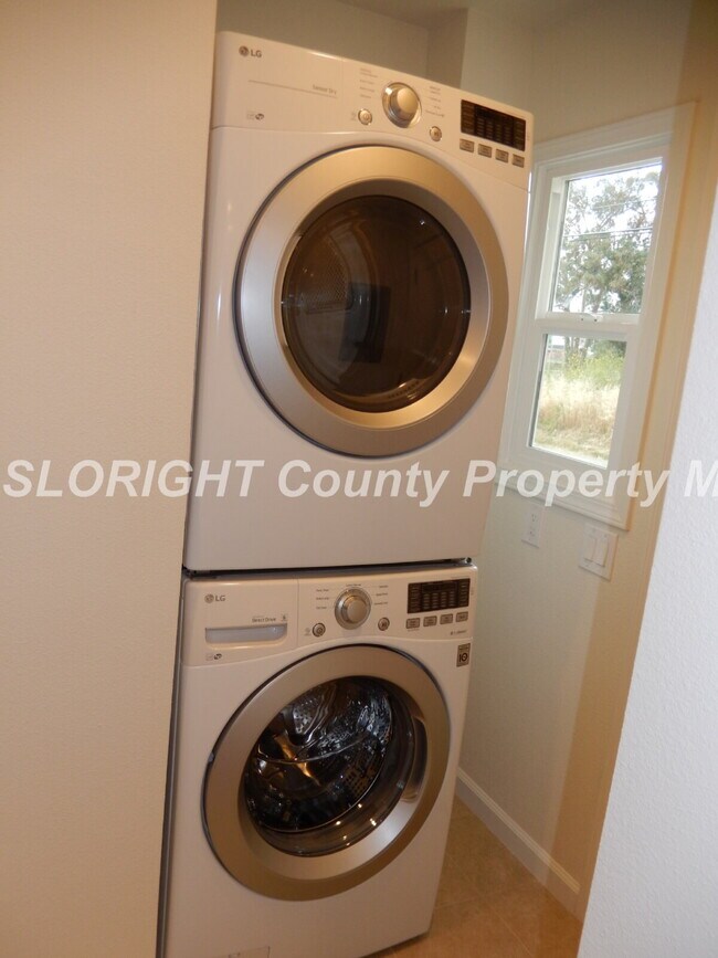 Building Photo - AVAILABLE AUGUST- Recently Remodeled - 1 Block from Poly