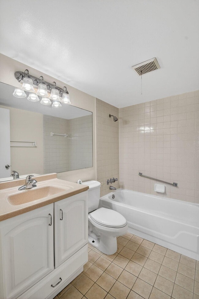 Building Photo - 1013 Green Pine Blvd