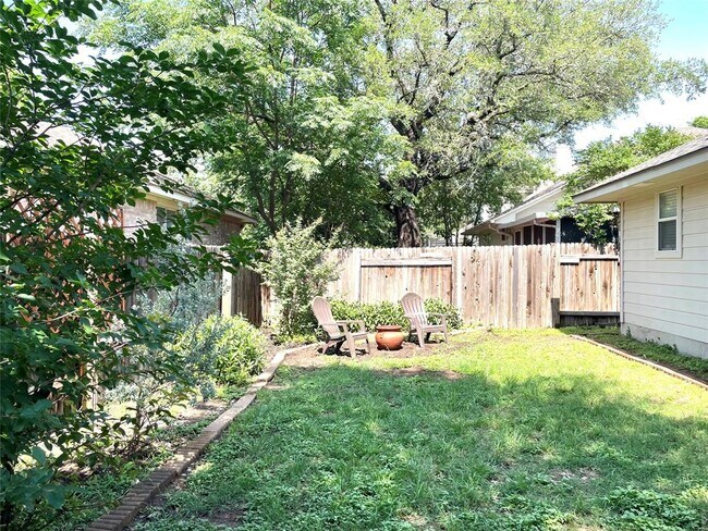 Building Photo - 2325 Clover Ridge Dr