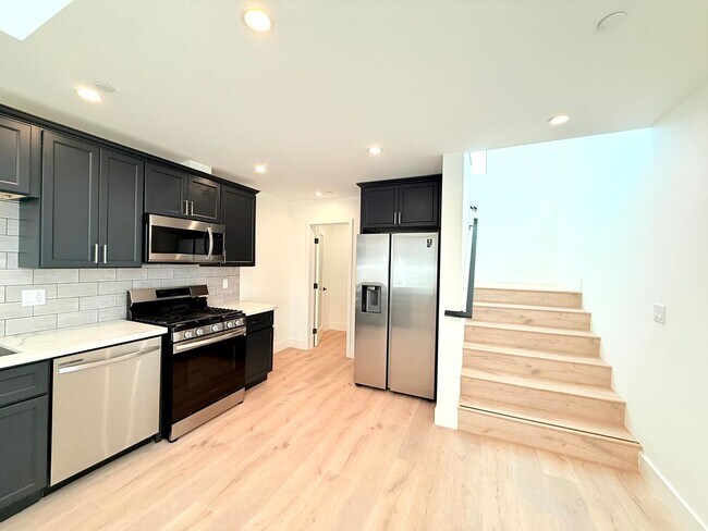 Building Photo - Beautiful Modern Luxury 4 Story Townhome - 4 bed - 3.5 bath with Rooftop Deck in Silver Lake
