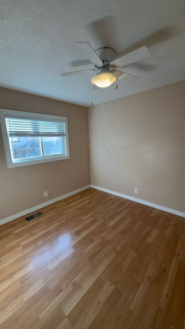 Building Photo - Townhome 855/sf 2 Bedroom 1 Bath with Garage