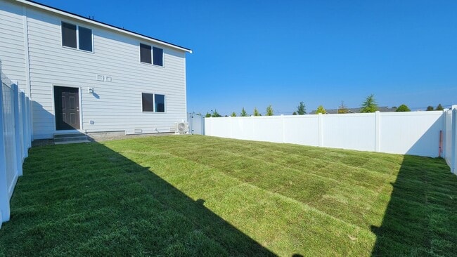 Building Photo - Townhome in Post Falls!