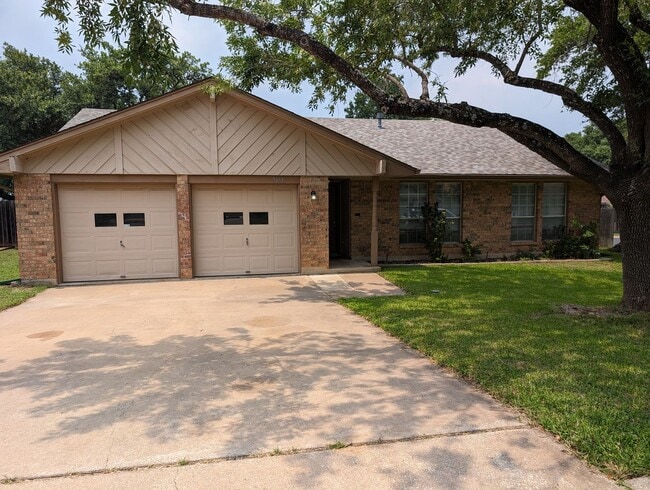 Building Photo - Western Oaks 3-2-2