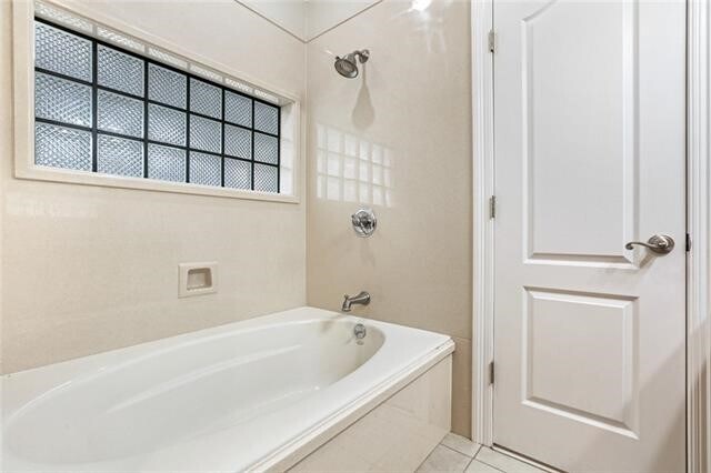 Master Bath - 323 W Robert E Lee Blvd