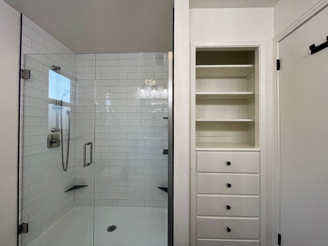 Building Photo - Pet Friendly! 2 Bed, 1 Bath Home with a Fu...