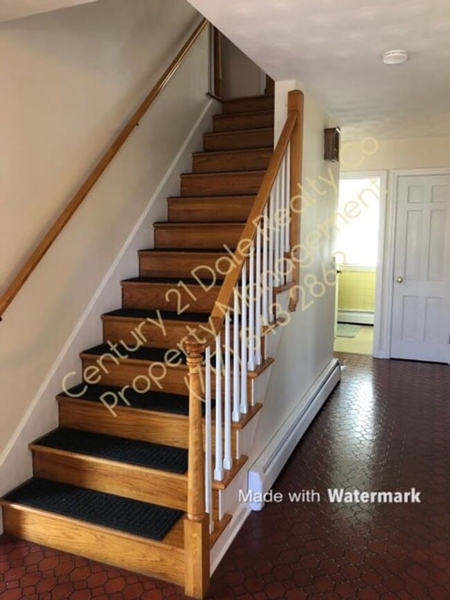 Building Photo - Very Large 3 BR House in North Eastern School District