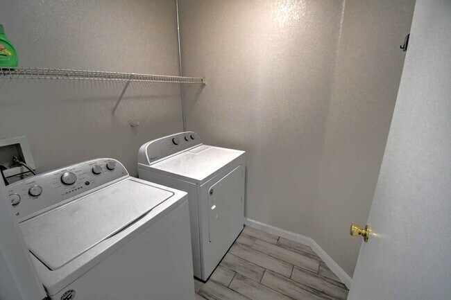 Building Photo - Great 3 Bedroom 2 Bathroom Home !!!!