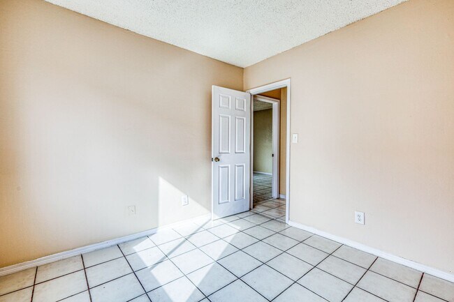 Building Photo - 3 Bed 2 bathrooms house 79936