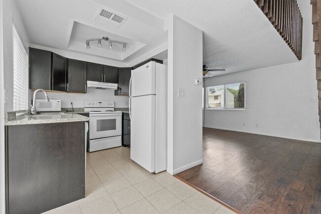 Building Photo - 1 Bedroom Townhouse With Hardwood Flooring...