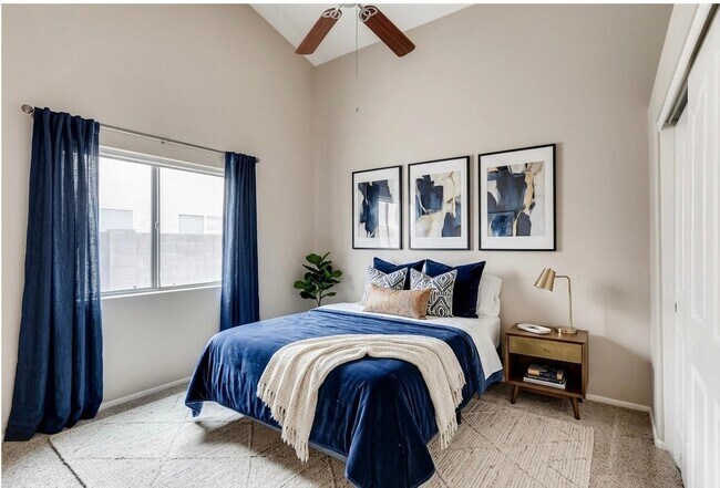 Building Photo - 13256 W Wilshire Dr