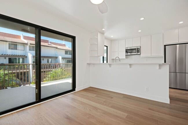 Building Photo - Fully Remodeled 2 Bed, 2 Bath East Beach T...