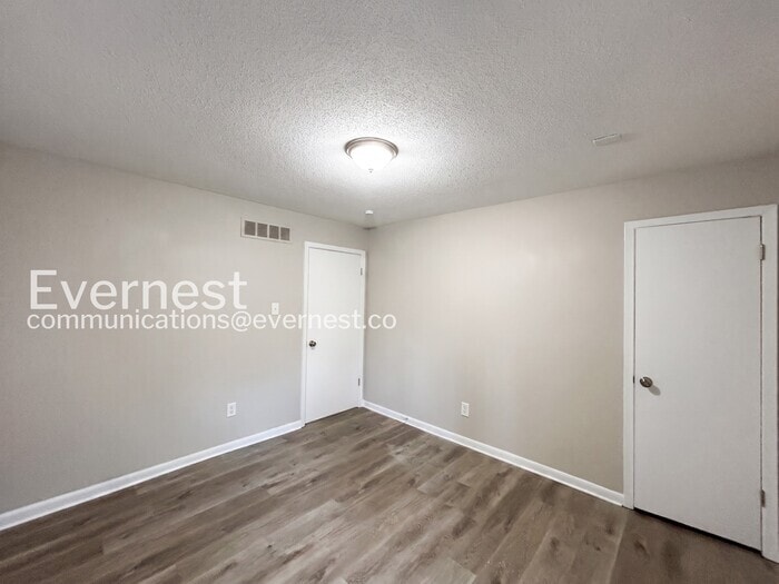 Building Photo - 3333 Leschallas Dr