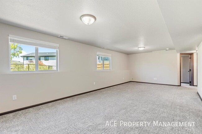 Building Photo - 564 Quinton Ln