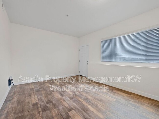 Building Photo - 656 W Meadow Dr