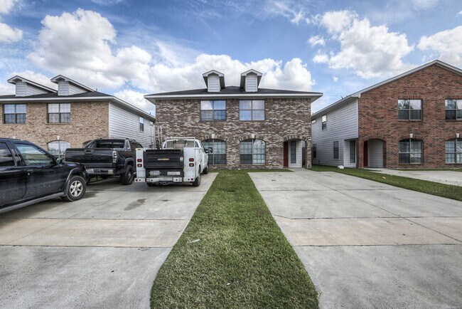 Building Photo - Pine Landing Townhomes - Ask for MOVE IN SPECIALS