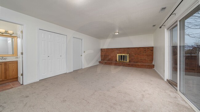 Building Photo - Four level home in Vista Grande