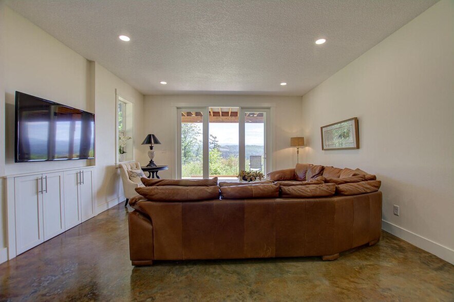 Building Photo - 14070 SE Baumback Ave