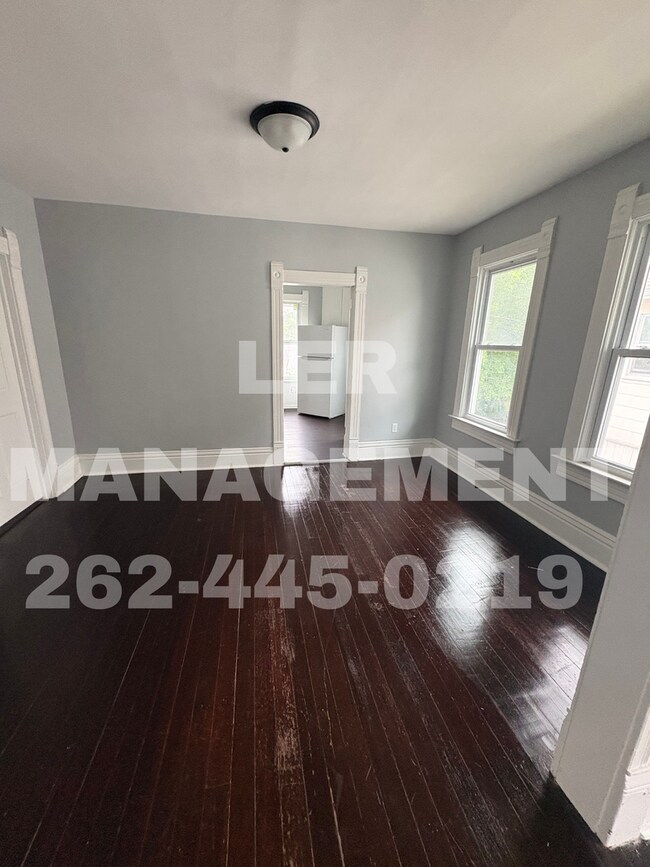 Building Photo - Spacious 3 Bedroom Upper!