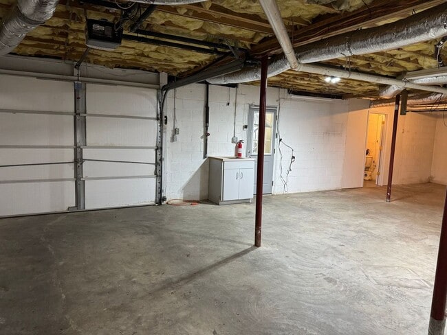 Building Photo - Sango! 3 Bed/2.5 Bath with unfinished basement! Great for Commuters to Nashville!