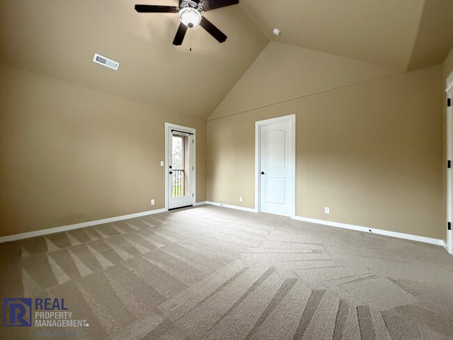 Building Photo - MOVE-IN SPECIAL - Spacious 2BR Townhome with Garage Parking in Prime Beaverton Location!