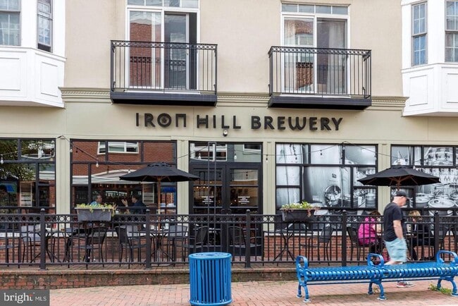 Building Photo - 983 Skylar Ct.