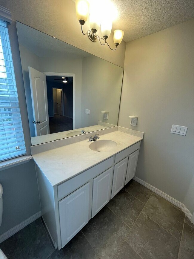 Building Photo - 2 Bedroom, 2.5 Bathroom Townhome in Grande Champions