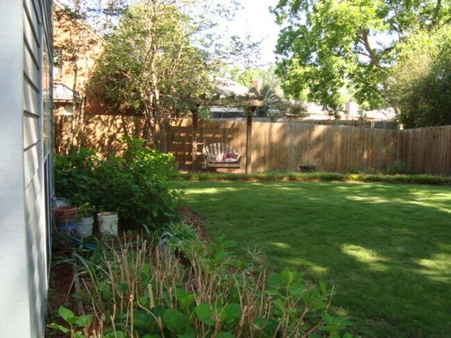 Building Photo - 4 Bedroom 2.5 Bath Home available to rent!