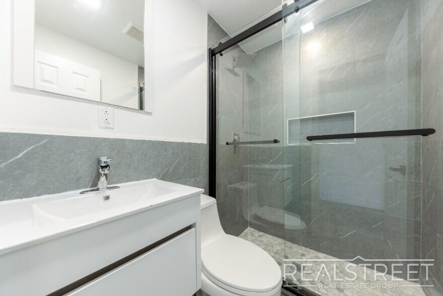 Building Photo - Brand New 4 Bed 3 bath Upper Duplex in Bed Stuy Townhouse!