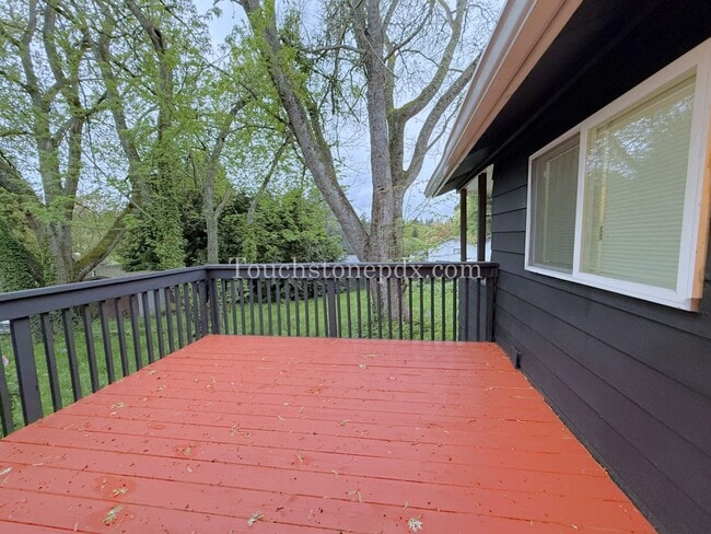 Building Photo - Bright Milwaukie Home with Deck and Large Yard!