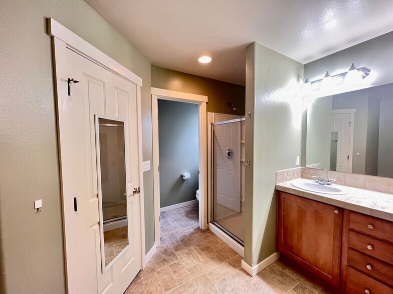 Building Photo - 4 Bedroom In Woodridge