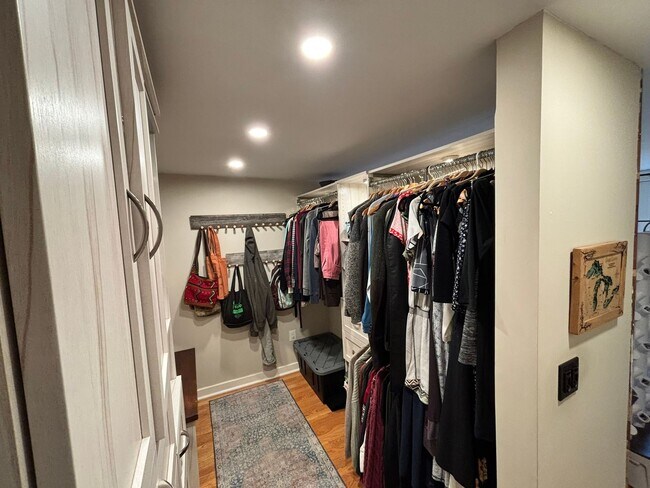 Building Photo - 4Bd/2.75Ba Seattle Home