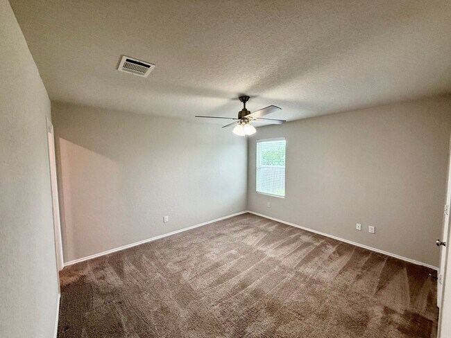 Building Photo - Gorgeous 3-bedroom, 2 Bathroom, Minutes from Randolph AFB